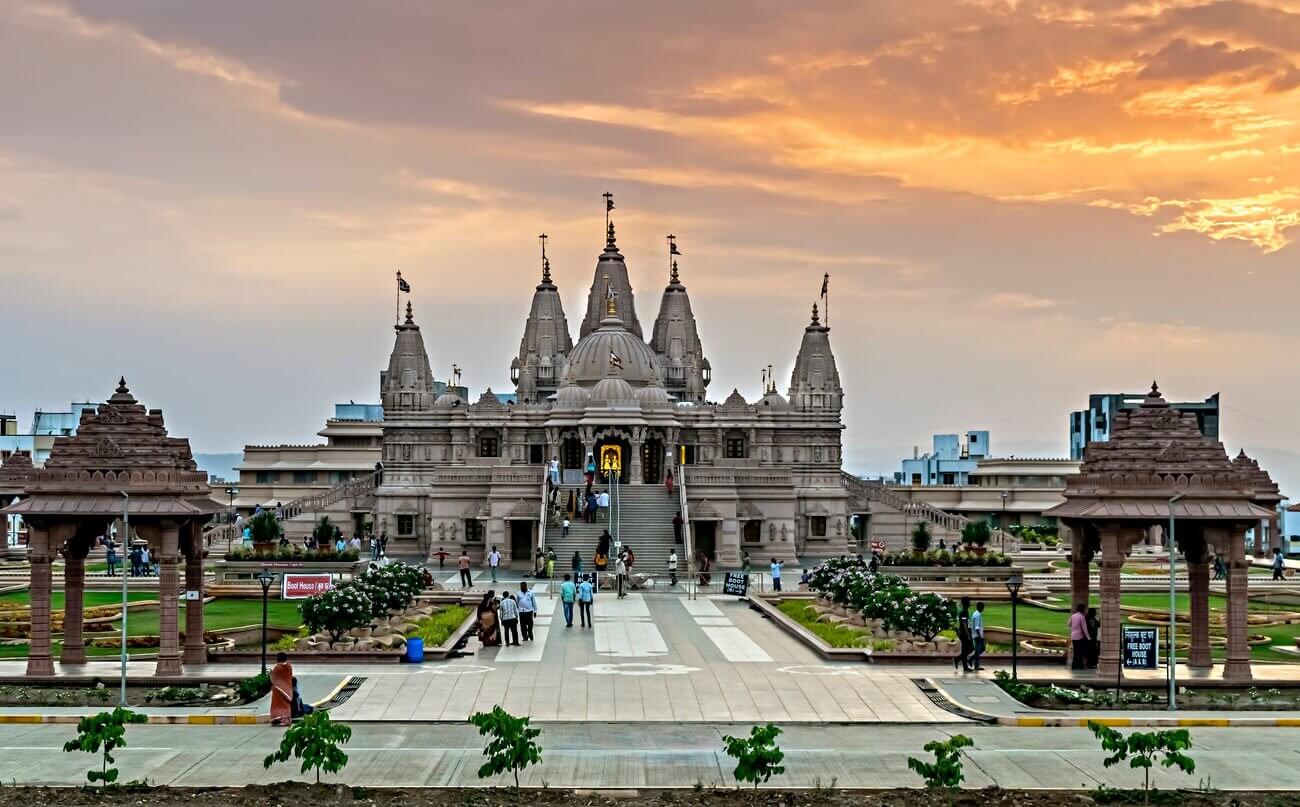Belle lumière du coucher de soleil du soir sur le fond du temple Shree Swaminarayan - Voyager durant la mousson en Asie : est-ce une mauvaise idée ?