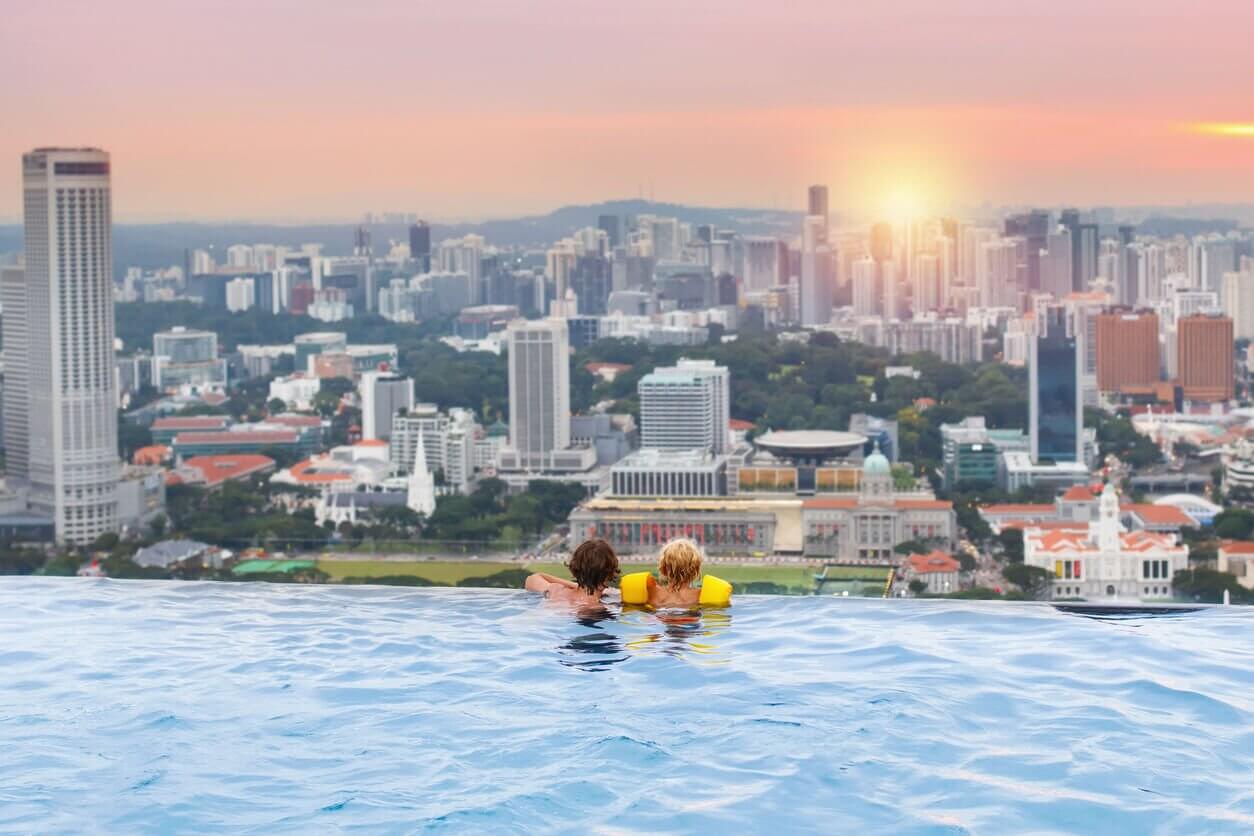Enfants piscine toit de Singapour - Où partir seule avec un enfant ? Les 12 meilleures destinations pour les mamans solos et leur(s) enfant(s) !