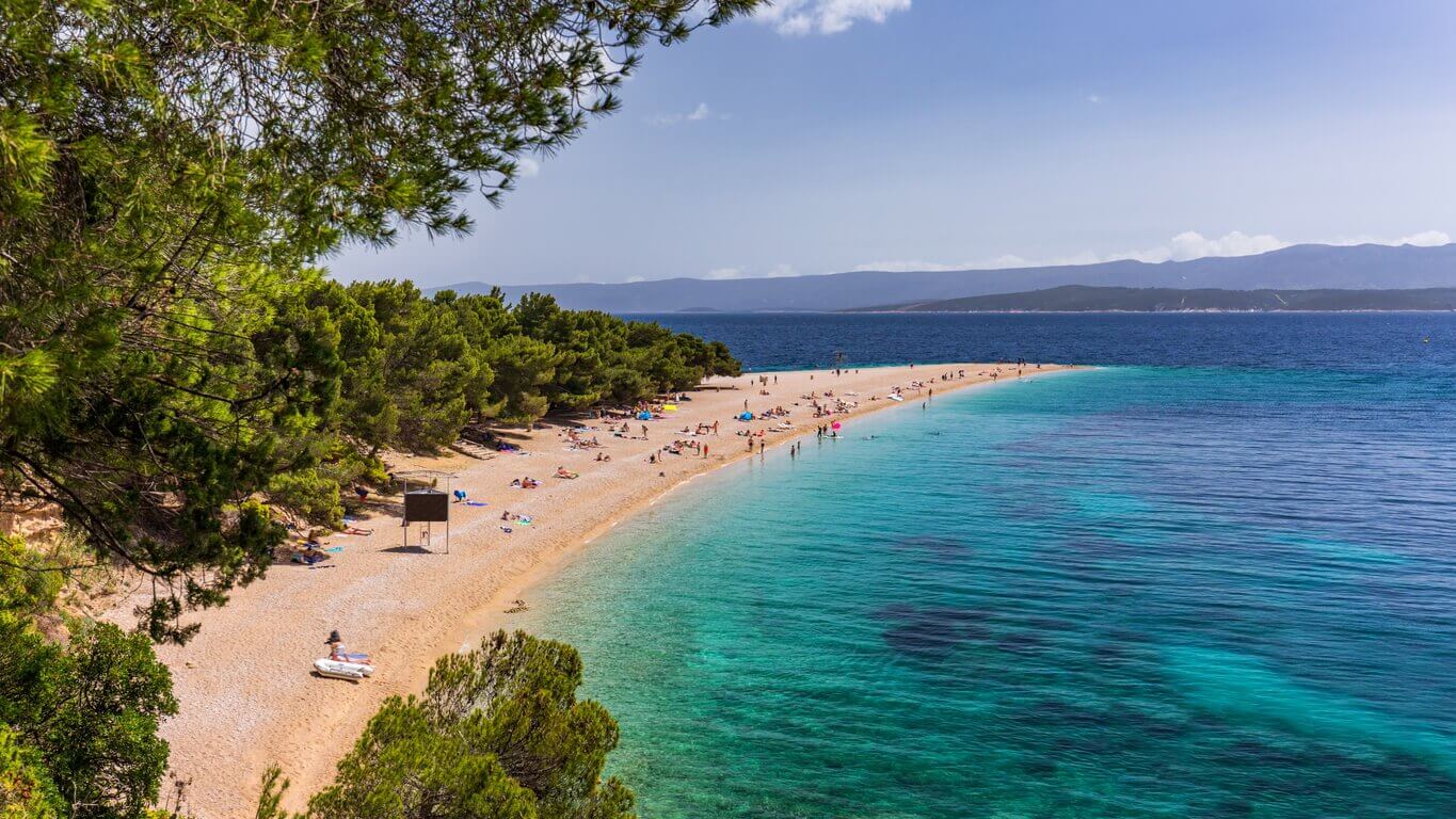 Île de Brac en Croatie - Top 10 des îles paradisiaques pas chères : un voyage de rêve à petit prix !