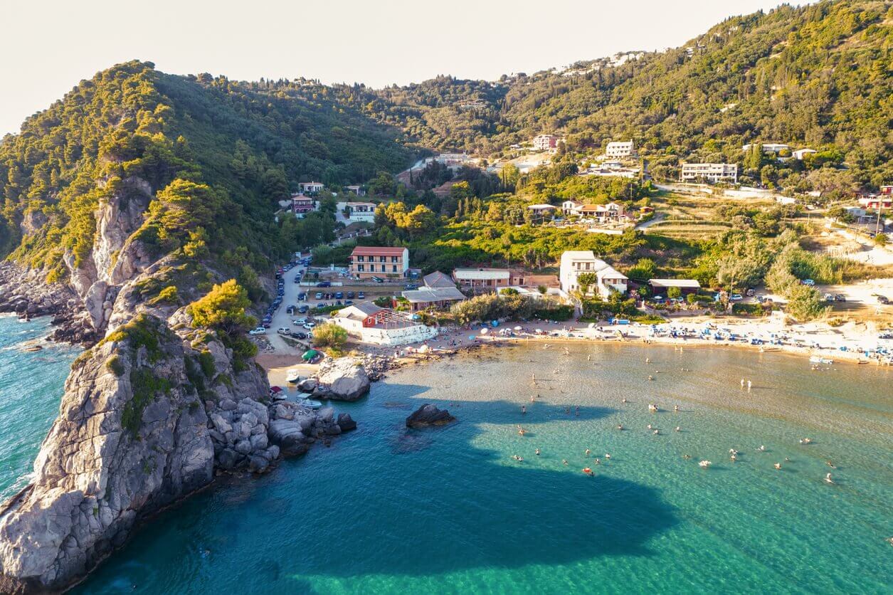 Kontogialos - Vacances à Corfou dans le Nord ou le Sud de l'île ? Où aller ? Quelle région visiter ? Notre comparatif !