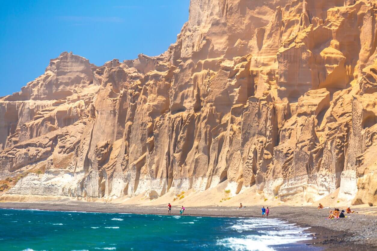 Plage de Vlychada - Santorin ou Corfou : Quelle île grecque choisir pour vos vacances ? Notre comparatif ! 