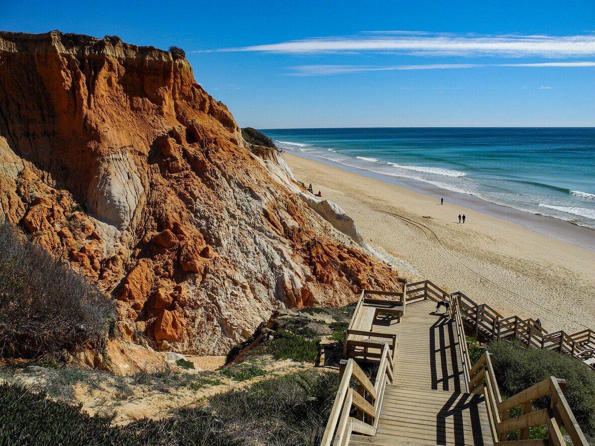 Praia da Falésia beach Algarve Portugal - Où partir en voyage hors saison ? Les 16 meilleures destinations partout dans le monde