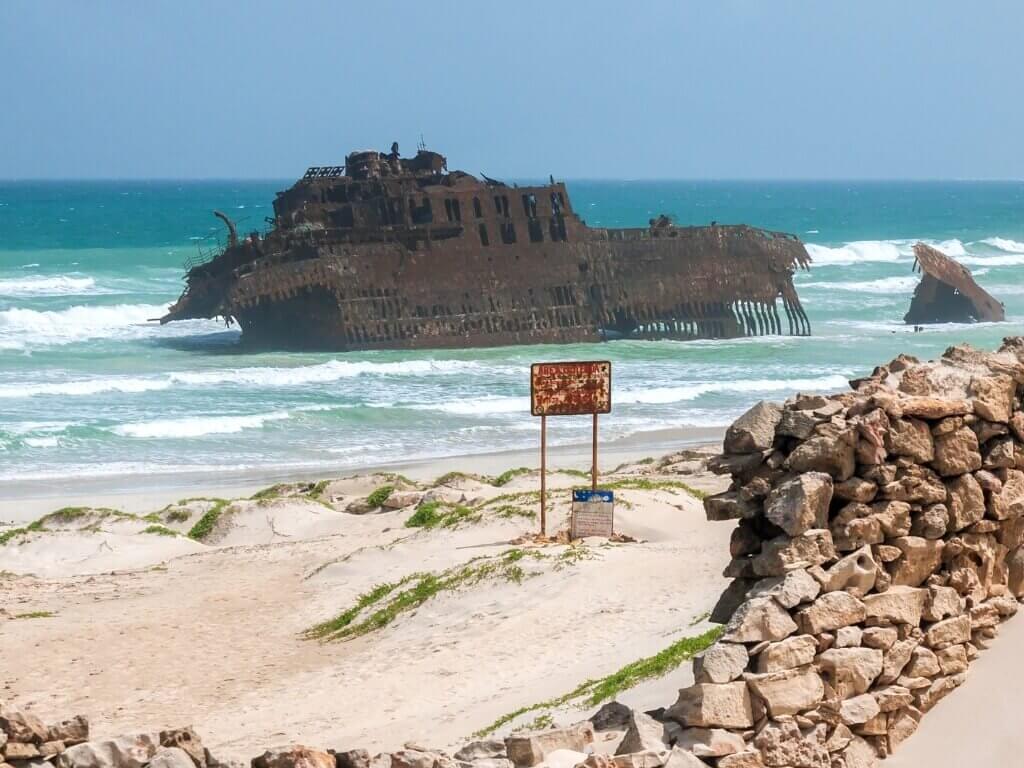 Prendre des photos de lépave sur la plage dAtalanta - Pourquoi partir à Boa Vista au Cap-Vert ? Que voir et quoi faire sur l'île pour un voyage inoubliable ?