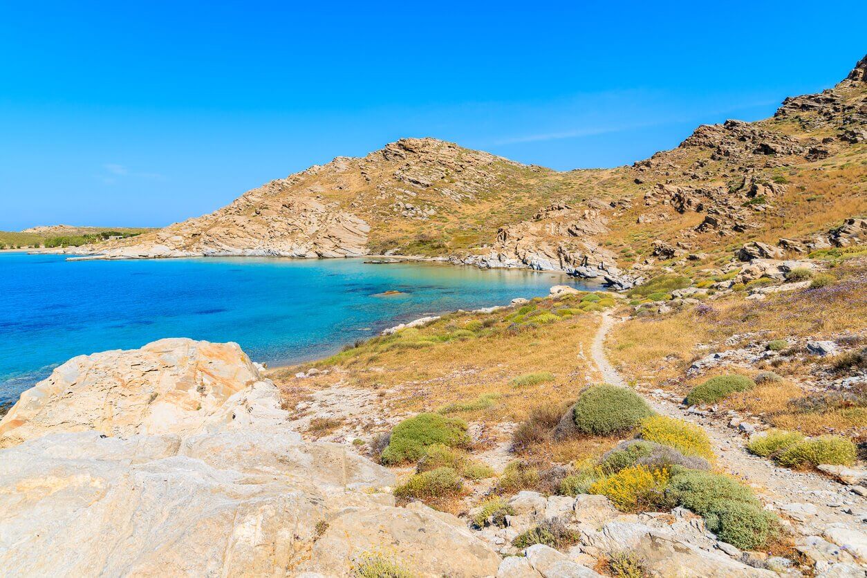 Sentier côtier près de Monastiri bay sur lîle de Paros - Les 12 choses incontournables à voir et à faire à Paros (+ des secrets) !