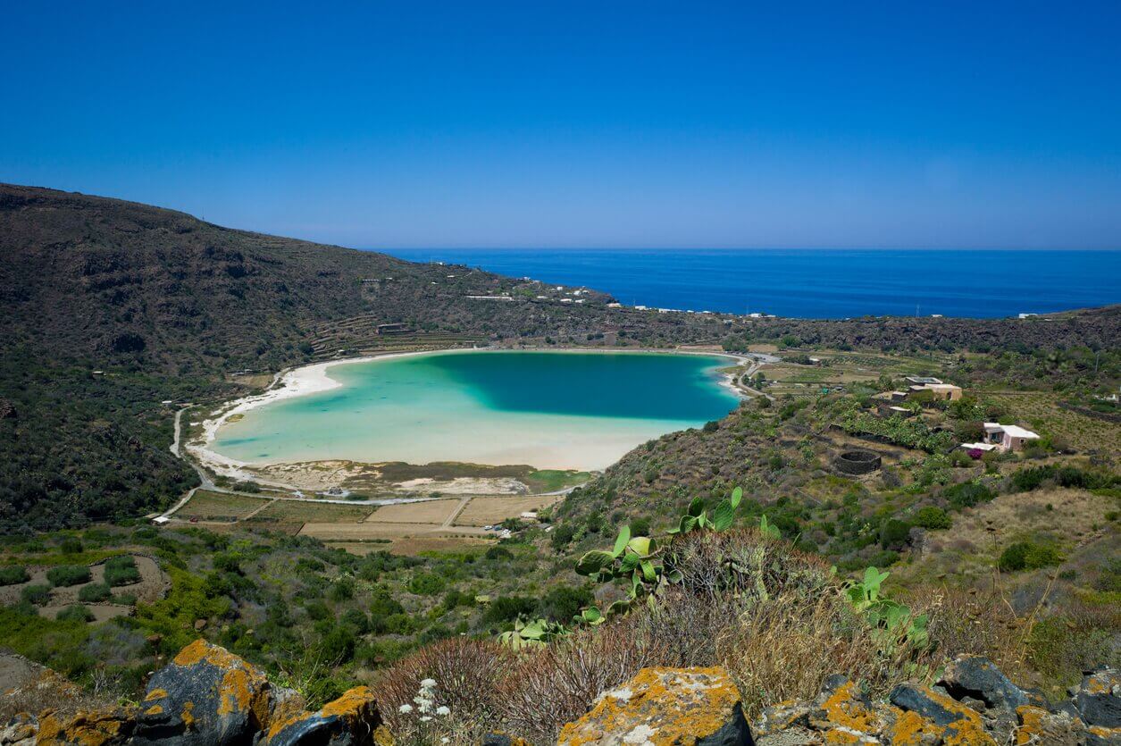 Specchio di Venere lac thermal de lîle de Pantelleria Sicile - Quelles sont les plus belles îles italiennes à visiter ?