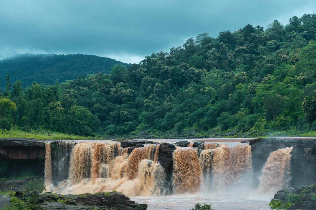 Une belle cascade de Gira par temps de pluie à Waghai Saputara Gujarat Inde - Voyager durant la mousson en Asie : est-ce une mauvaise idée ?