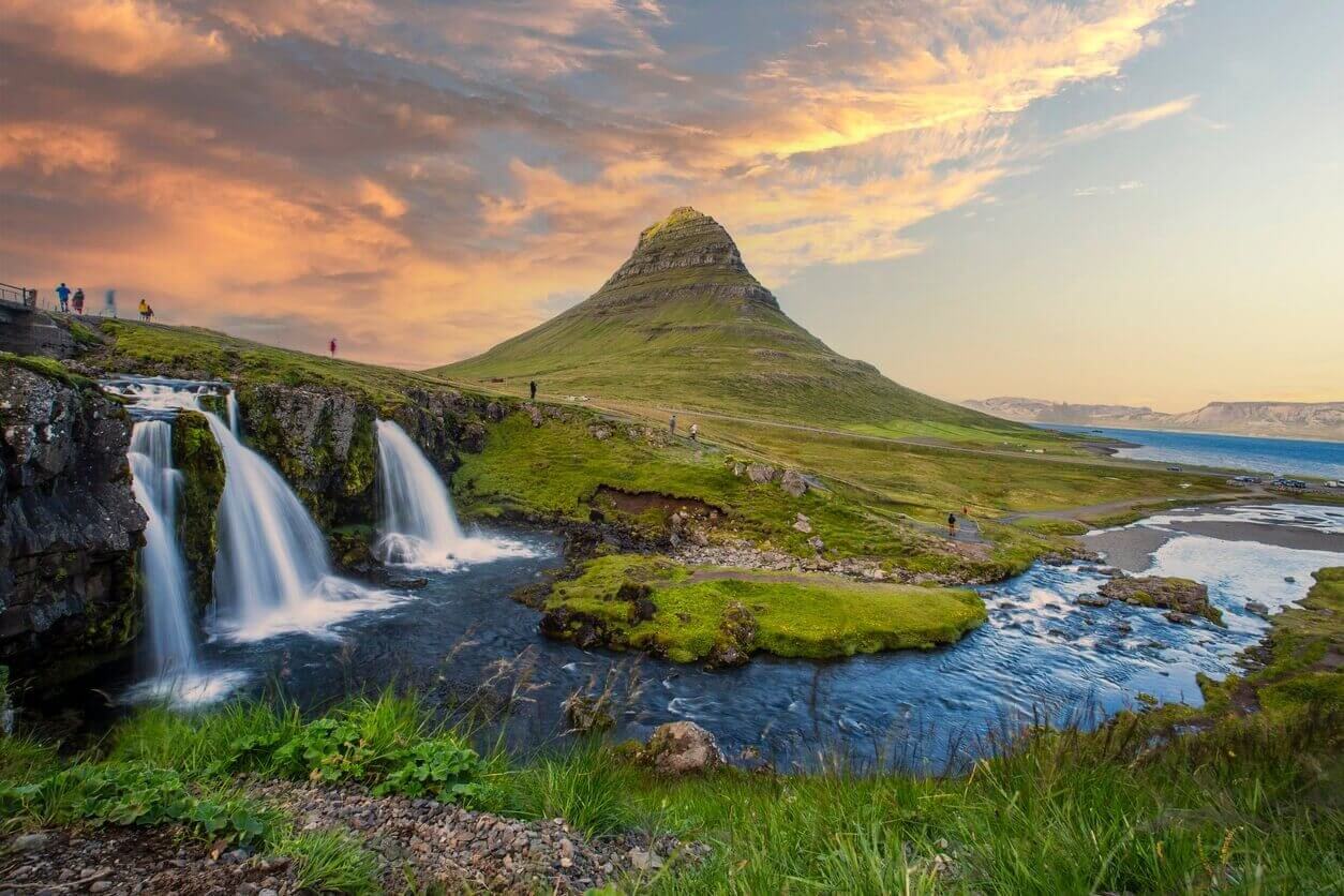 chute deau de Kirkjufell en Islande - Les 20 plus beaux pays du monde : à visiter de toute urgence !