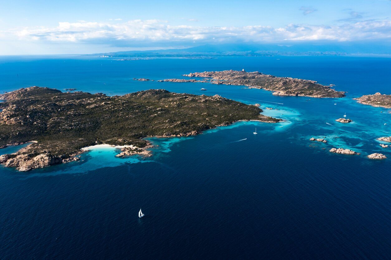 larchipel de La Maddalena avec les îles Budelli Razzoli et Santa Maia baignées par une eau turquoise et claire - Quelles sont les plus belles îles italiennes à visiter ?