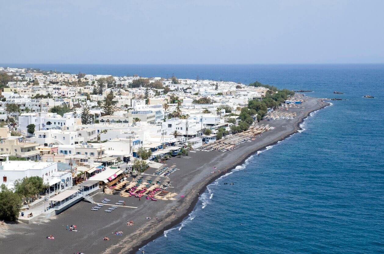 plage Santorin - Santorin ou Mykonos : quelle île choisir ? Notre comparatif complet !