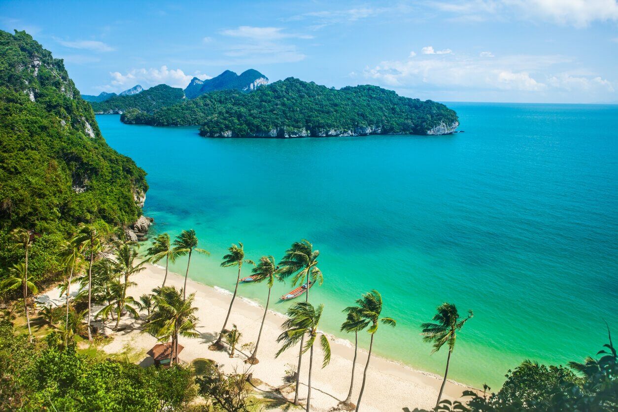 plage île tropicale. Parc National Marin de Ang Thong - Voyager durant la mousson en Asie : est-ce une mauvaise idée ?