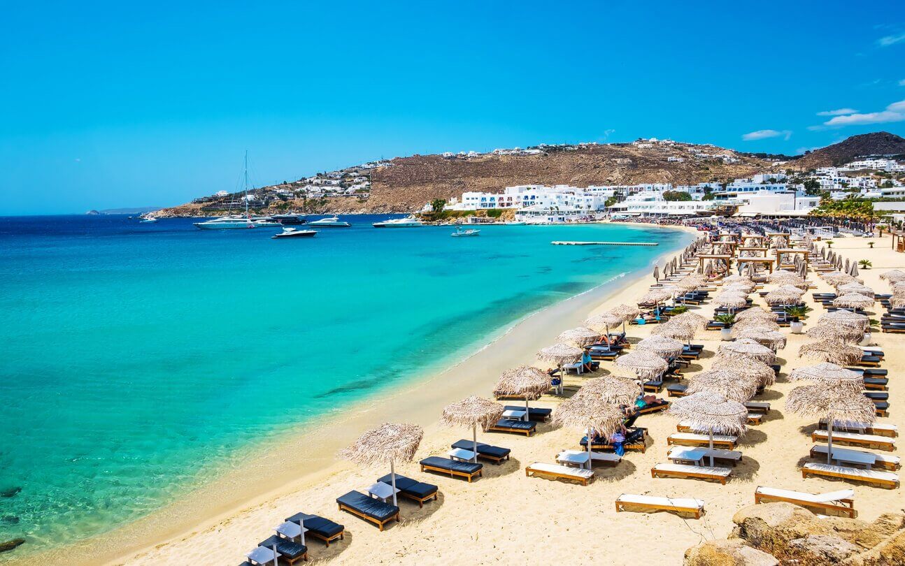 plage mykonos - Santorin ou Mykonos : quelle île choisir ? Notre comparatif complet !