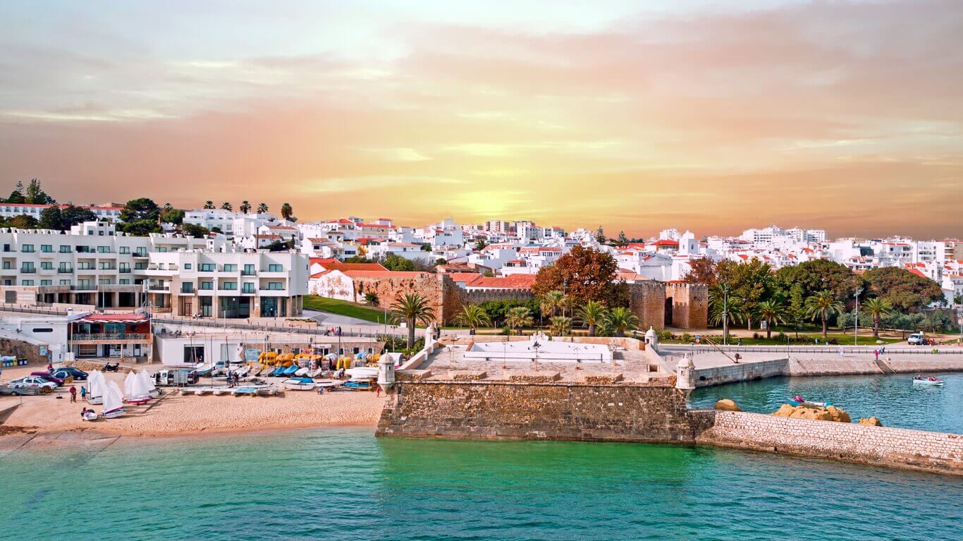 ville de Lagos avec la Forte da Bandeira de Portugal au coucher du soleil - Les 15 endroits incontournables à visiter en Algarve