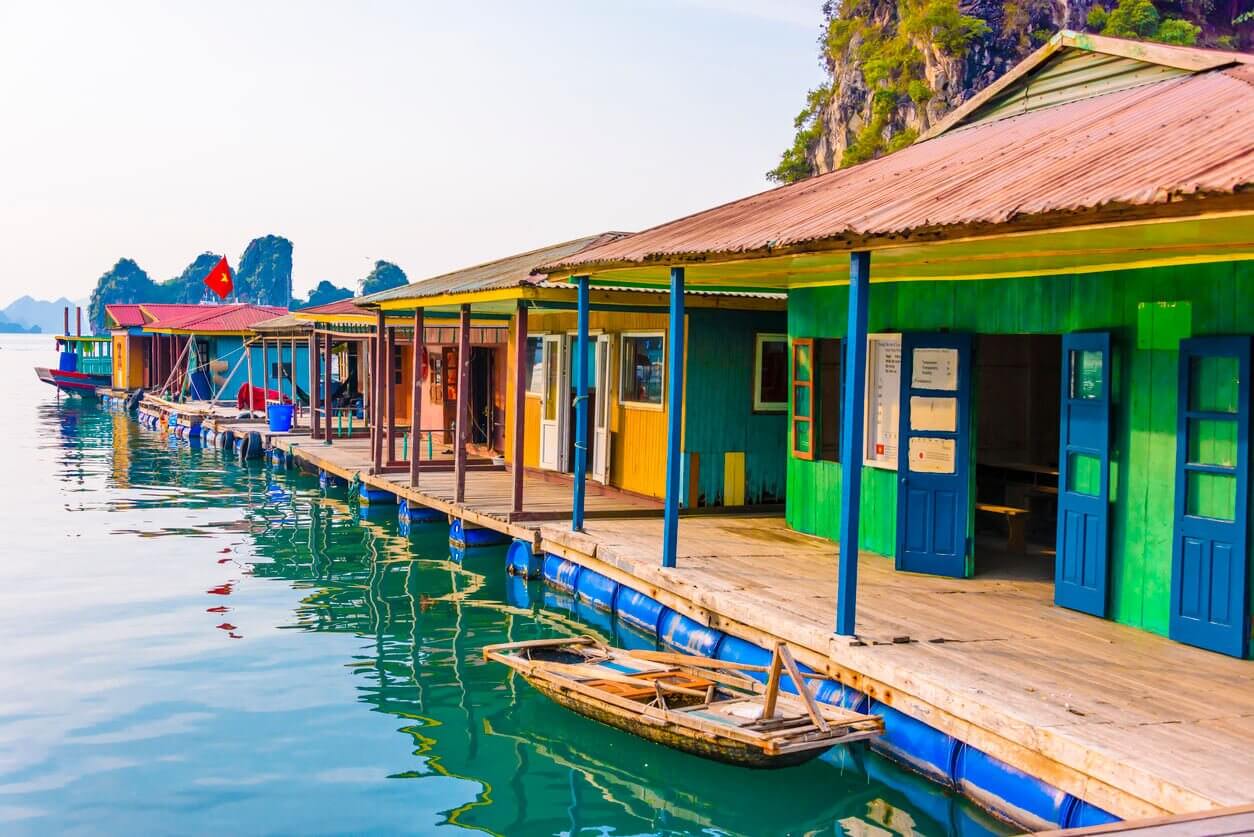 Maisons flottantes au village flottant de Cua Van baie dHalong Vietnam - Top 27 des plus beaux villages du monde : à voir au moins une fois dans sa vie ? 