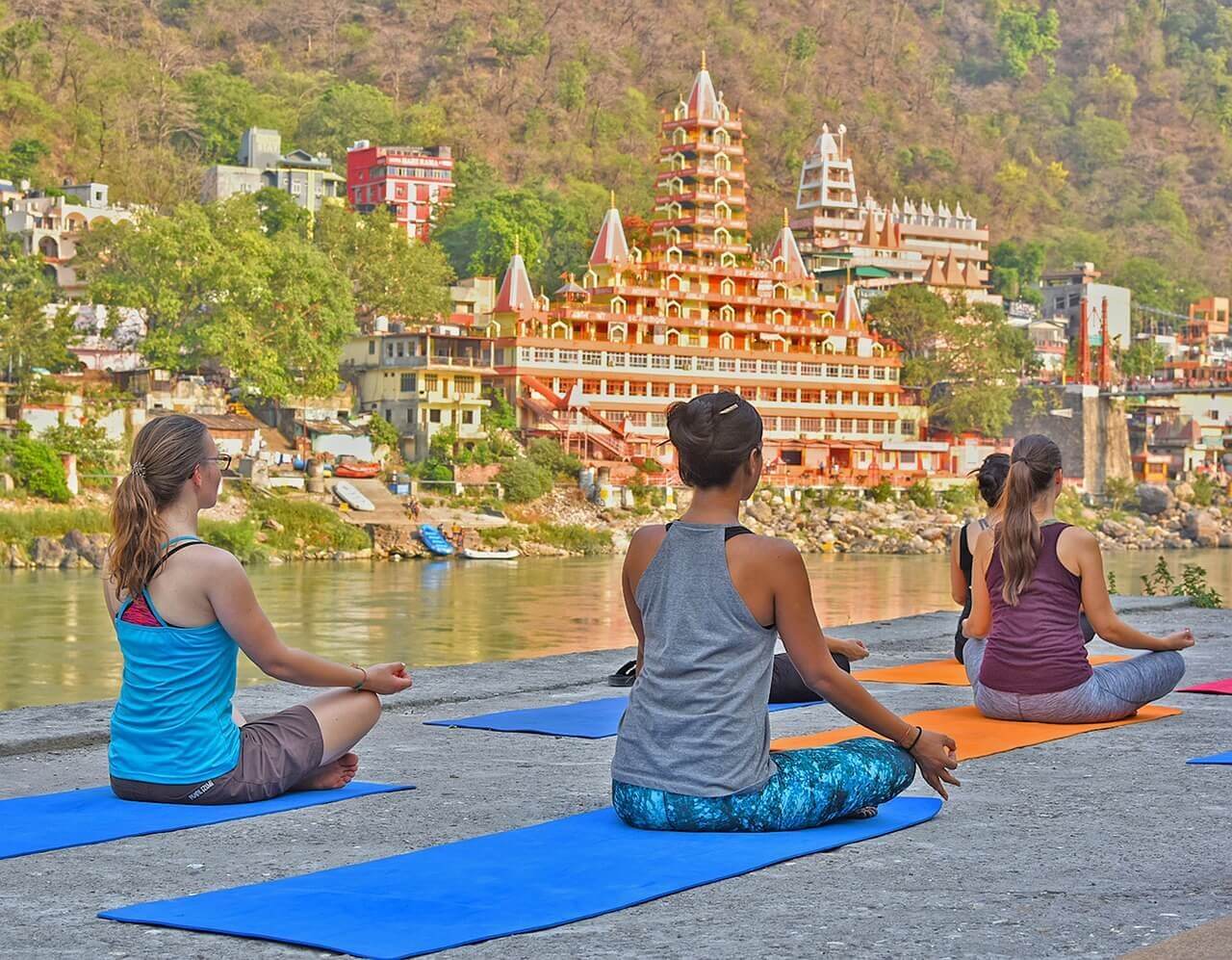TOP 8 des meilleures destinations pour une retraite de yoga ! Nos meilleures adresses partout dans le monde 4 inde retraite de yoga rishikesh
