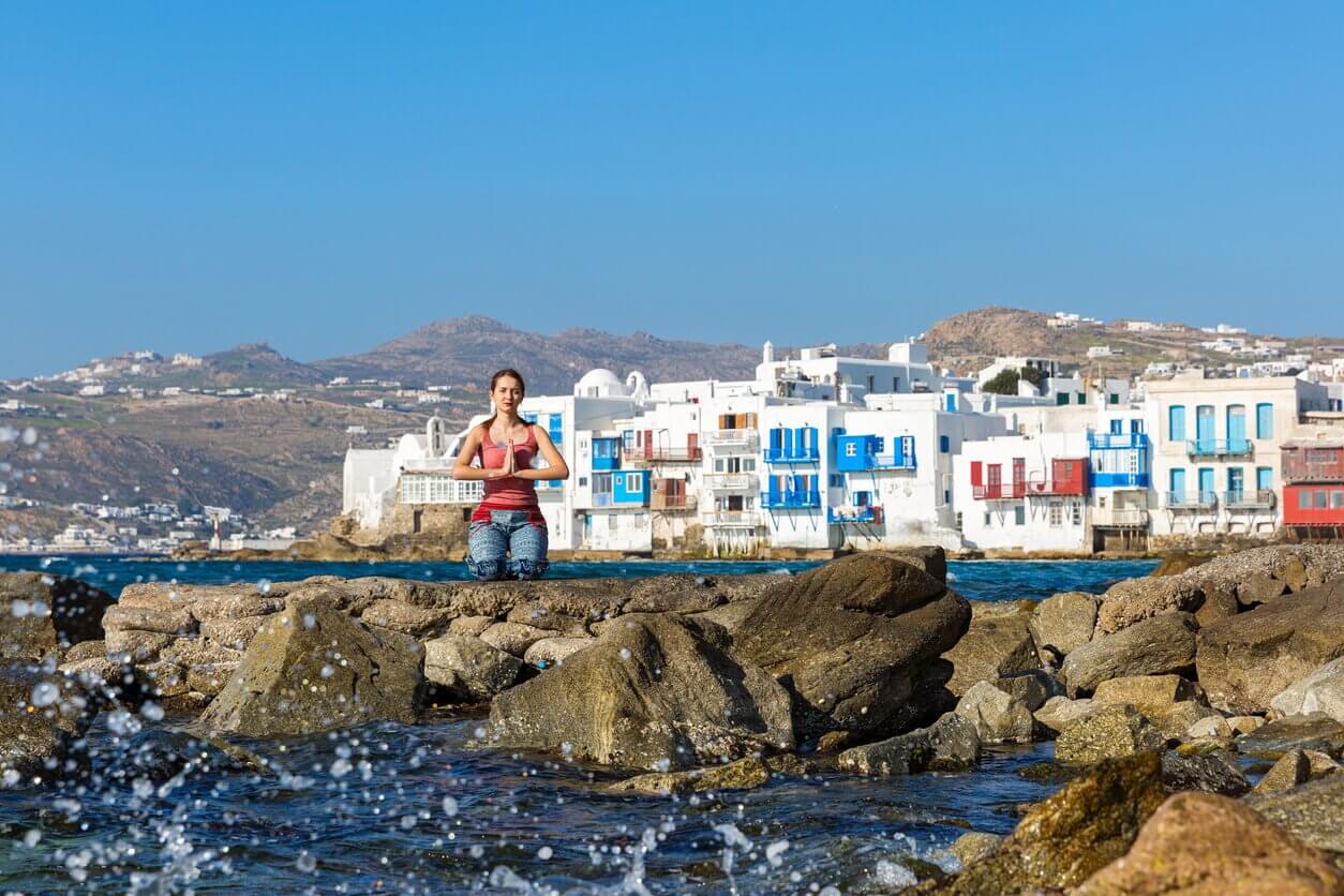 TOP 8 des meilleures destinations pour une retraite de yoga ! Nos meilleures adresses partout dans le monde 3 yoga grece - TOP 8 des meilleures destinations pour une retraite de yoga ! Nos meilleures adresses partout dans le monde