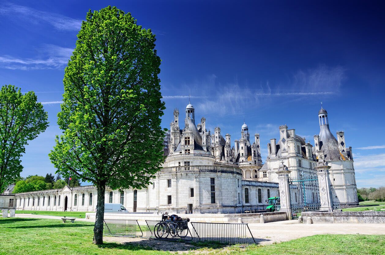 Château de Chambord vélo - Les 8 plus beaux voyages à vélo à faire en France cet été !