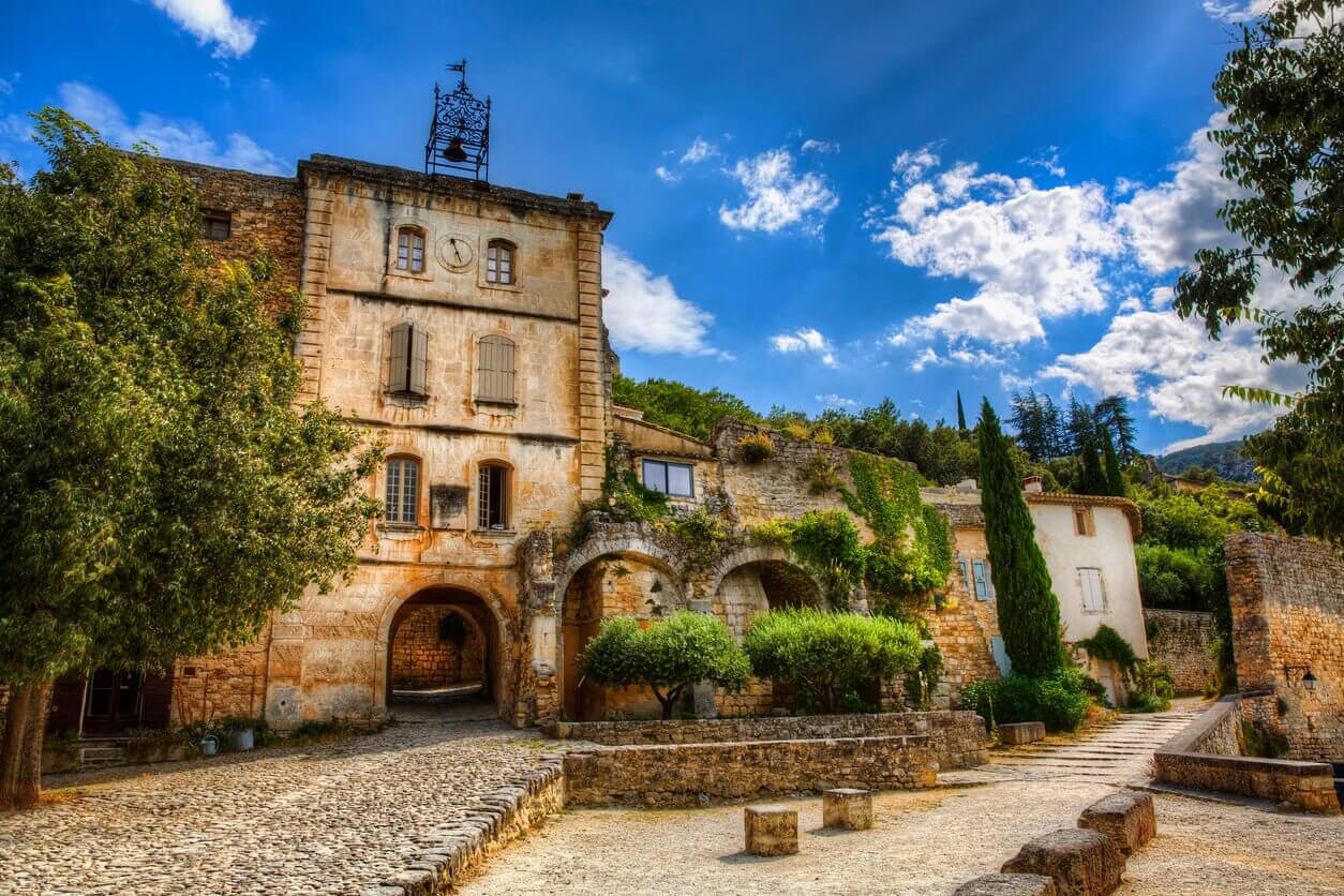 Clocher de la place de la ville dOppede le vieux Provence France - Quels sont les plus beaux villages du Luberon ? Découvrez notre top 11 !