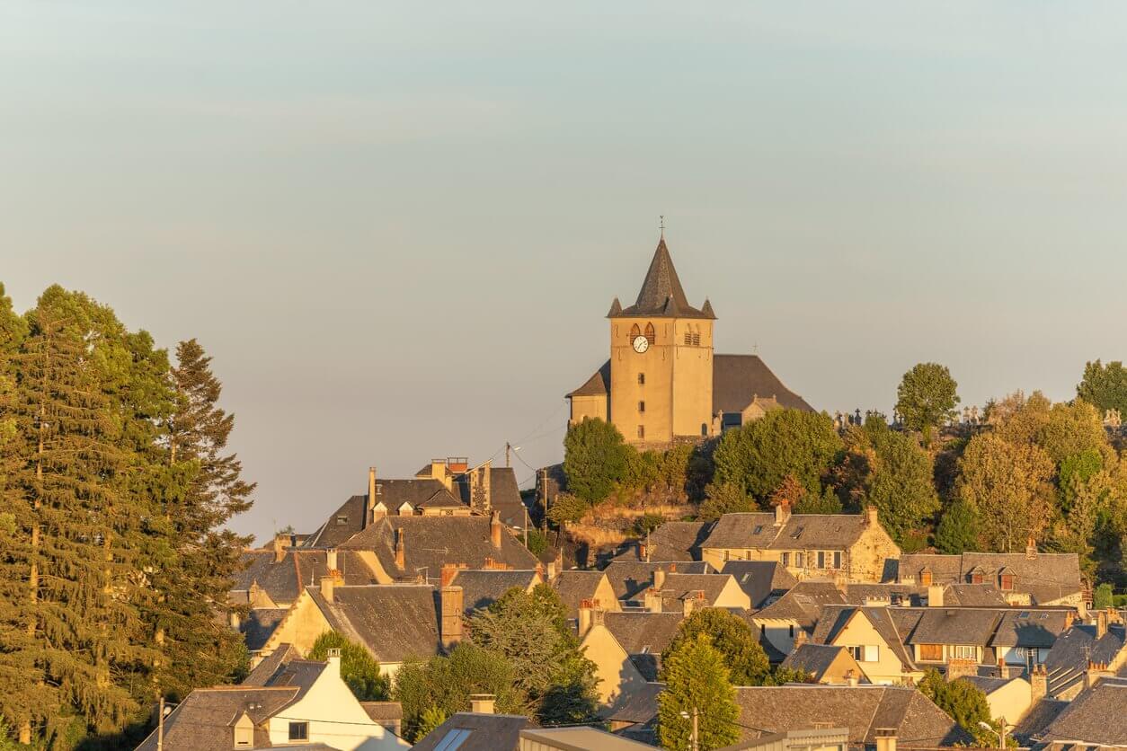 Petite église Saint Matthieu sur la colline du village de Laguiole - Quels sont les plus beaux villages de l’Aubrac ? Découvrez notre top 12