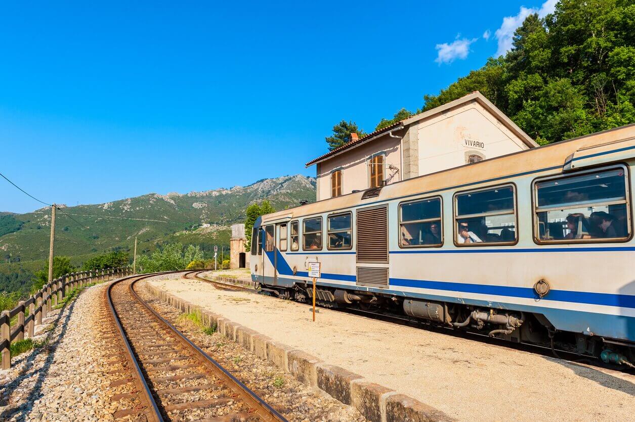 Train à la gare de Vivario en Corse France - Les plus beaux voyages en train : 11 itinéraires en train en France, en Europe et dans le monde
