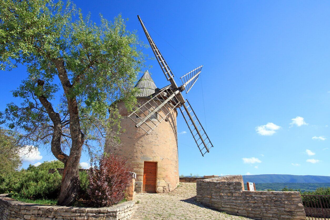 moulin à vent dans le village de Goult - Quels sont les plus beaux villages du Luberon ? Découvrez notre top 11 !