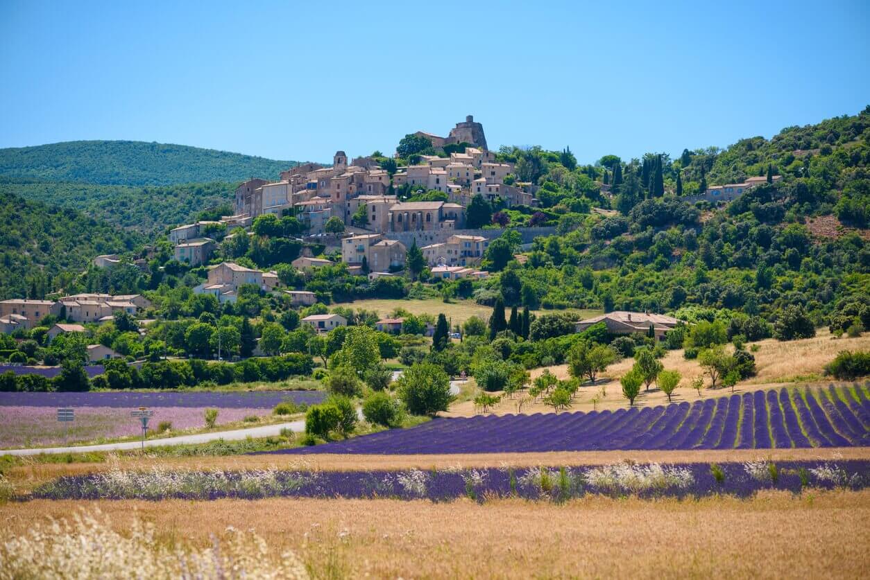 village médiéval de Saint Saturnin lès Apt - Quels sont les plus beaux villages du Luberon ? Découvrez notre top 11 !