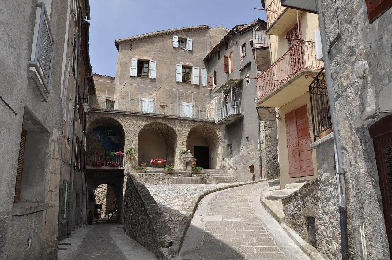 1280px Annot et ses maisons m C3 A9di C3 A9vales - Le top 11 des plus beaux villages des Alpes-de-Haute-Provence