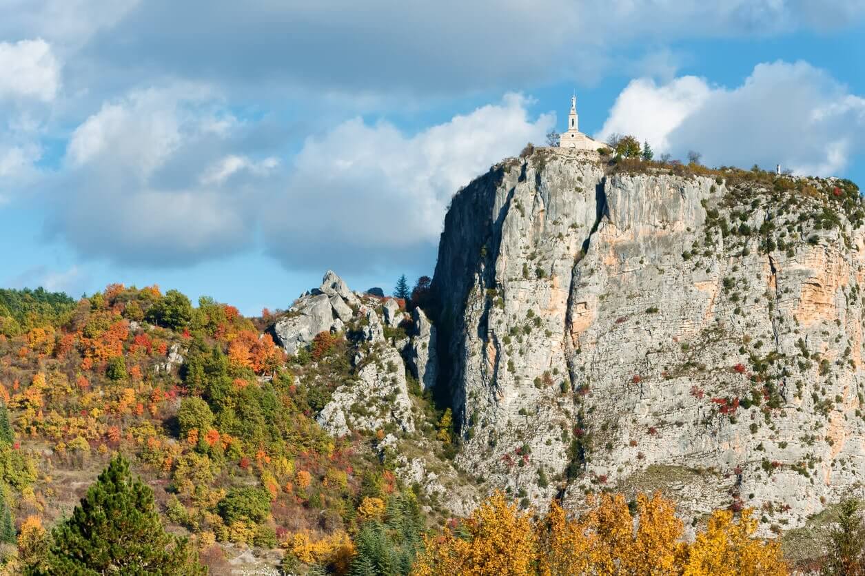 La chapelle Notre-Dame du Roc est un édifice religieux catholique situé à Castellane, dans le département de Français des Alpes-de-Haute-Provence