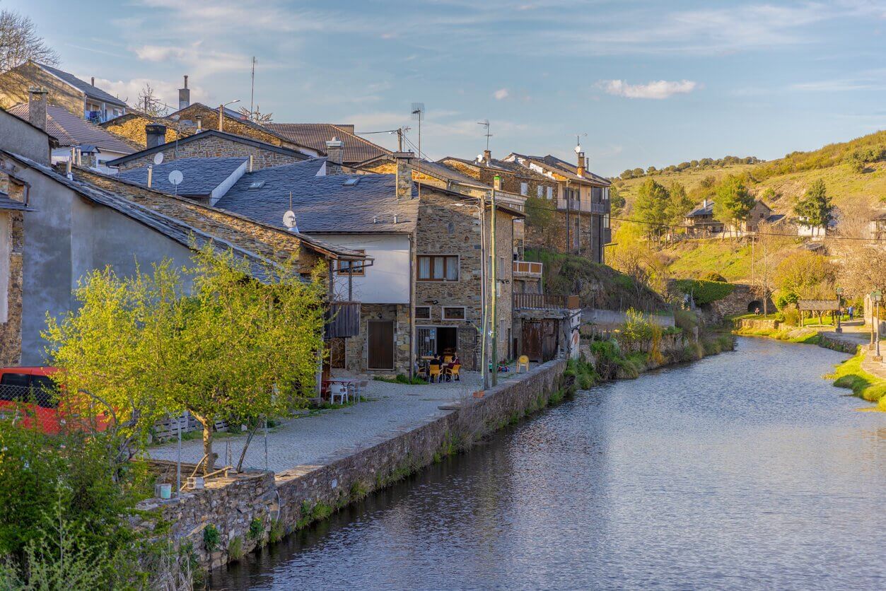 Découvrez notre top 11 des plus beaux villages du nord du Portugal 2 maisons typiques du village de Rio de Onor