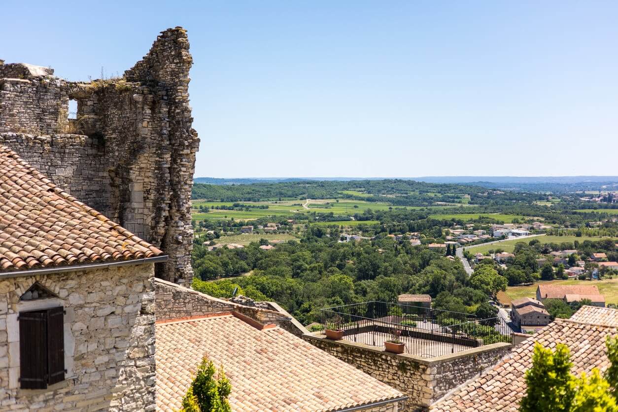 Paysage autour de Vézénobres depuis les rues médiévales de la commune