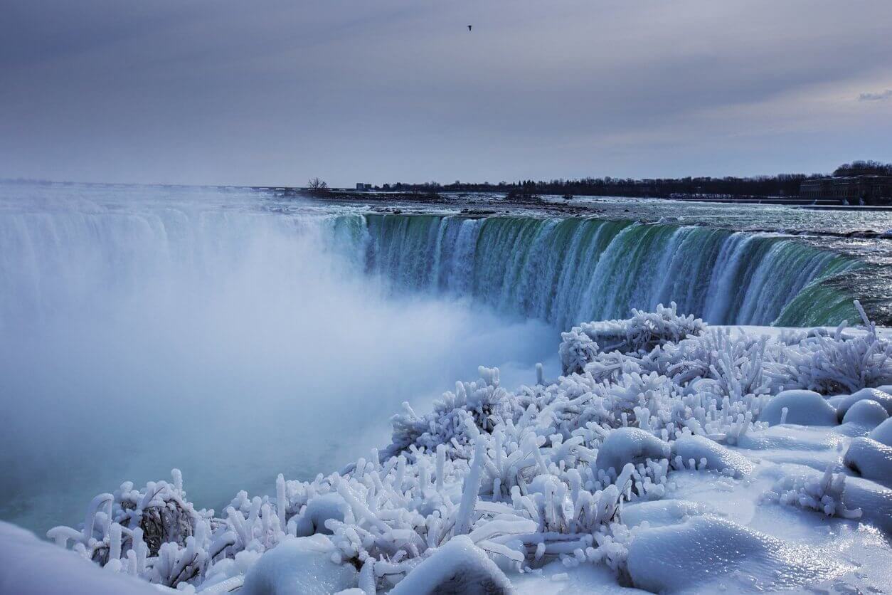 chutes du niagara en hiver