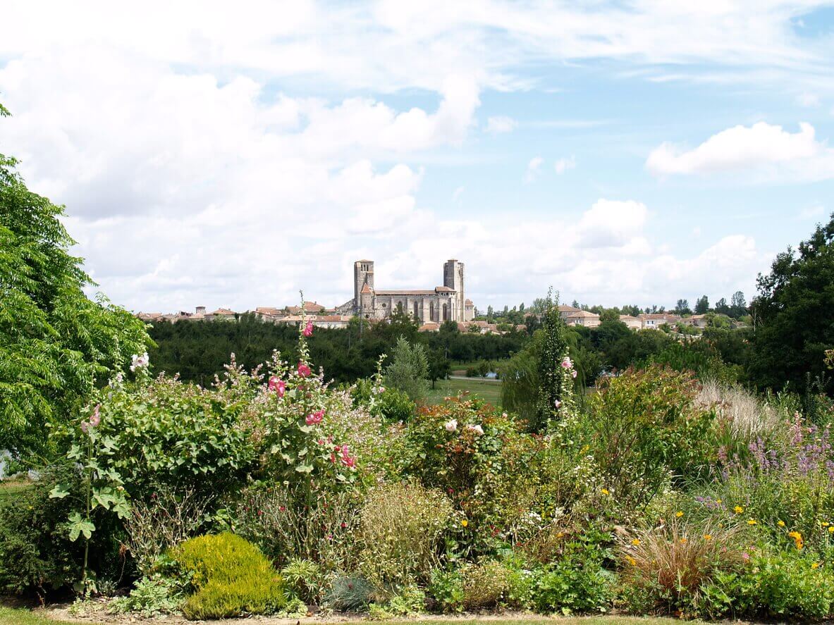 Vue lointaine de la collégiale Saint-Pierre de La Romieu, Occitanie
