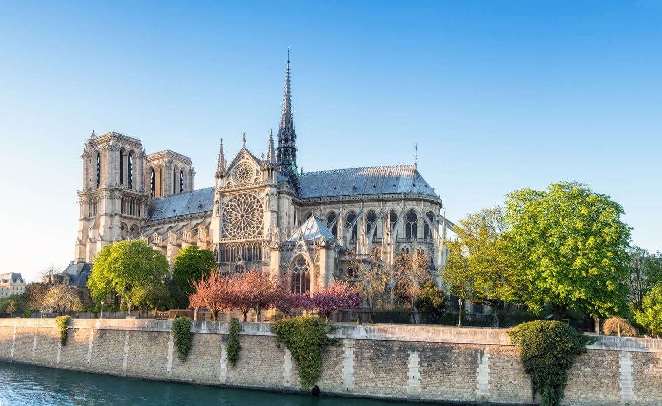 Que voir et que faire à Paris ? Nos 17 incontournables et nos 8 lieux secrets pour découvrir la capitale 4 region parisienne ile de france cathedrale notre dame de paris 410