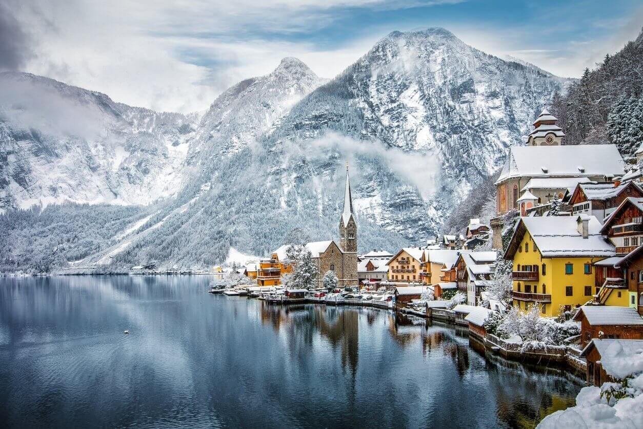 village de couvertes de neige de hallstatt dans les alpes autrichiennes