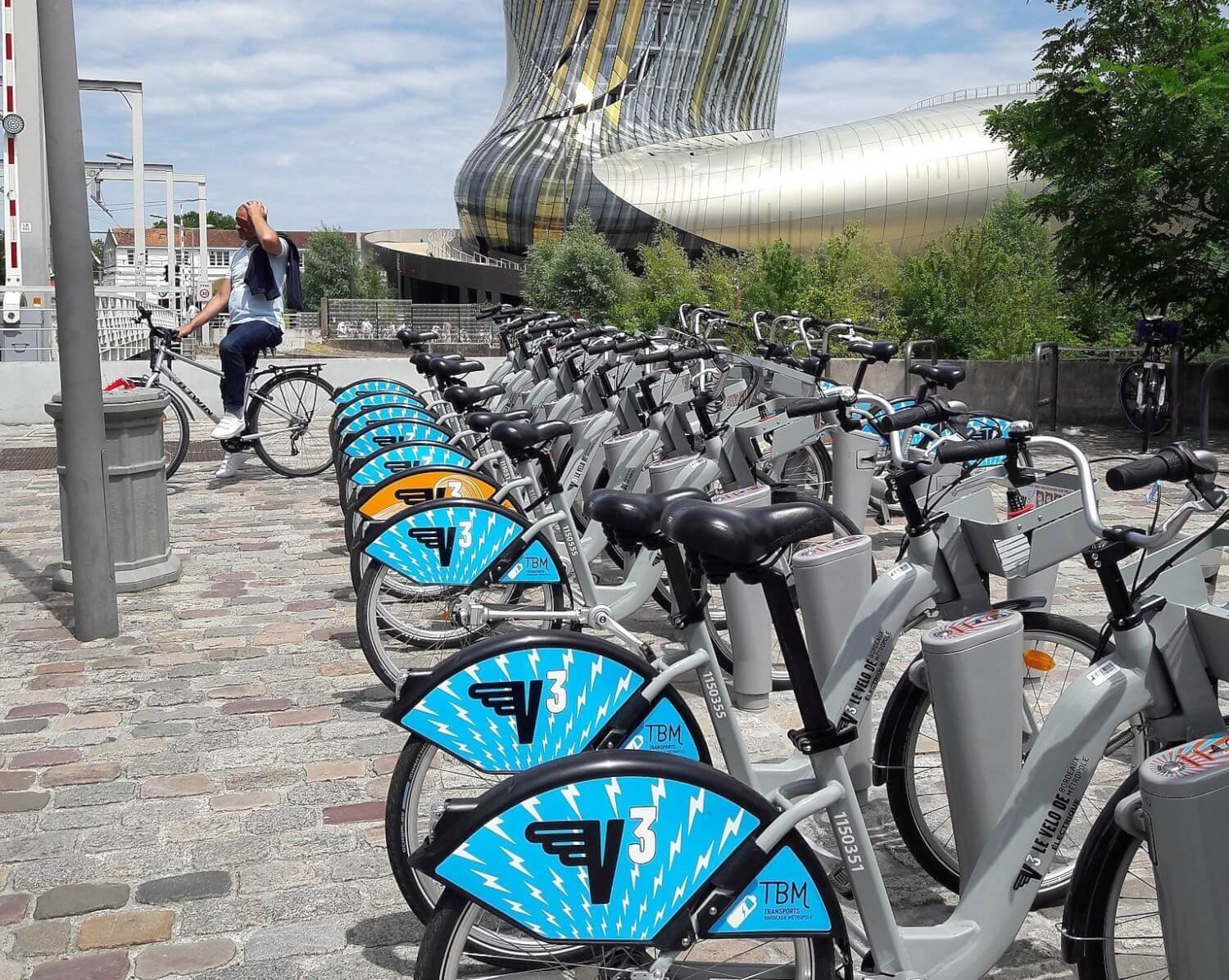 Que faire à Bordeaux en famille ? Les 11 visites et activités incontournables avec des enfants ! 2 bordeaux velos v3