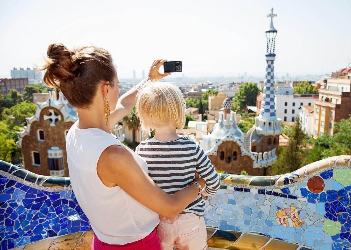 mere et bebe dans le parc guell