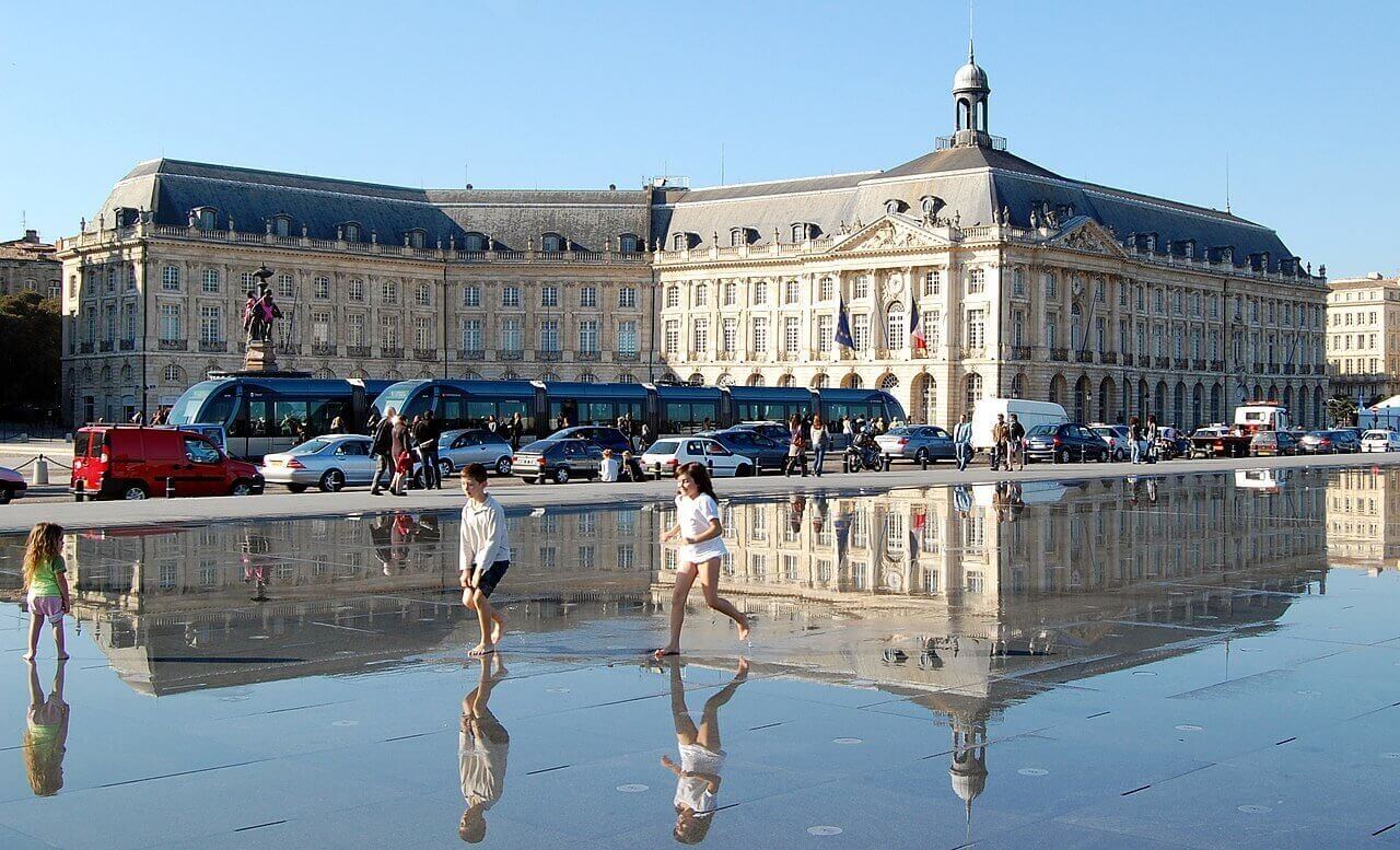 Que faire à Bordeaux en famille ? Les 11 visites et activités incontournables avec des enfants ! 3 miroir d eau bordeaux