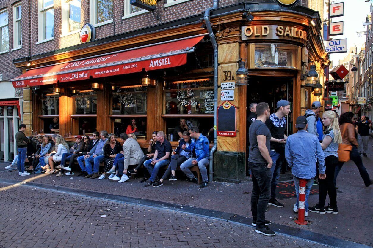 Visiter Amsterdam : Que faire et que voir ? 15 incontournables (et 7 endroits secrets) 10 cafes bruns damsterdam