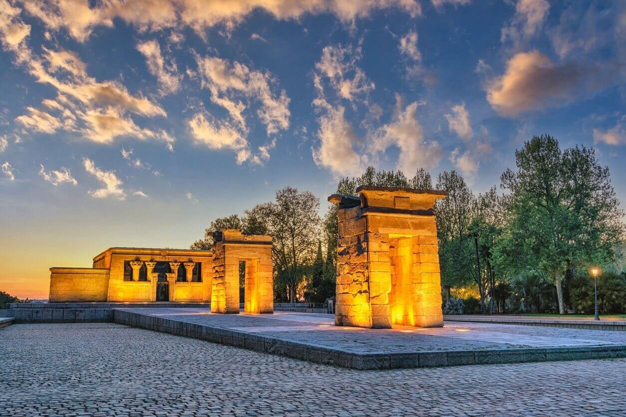 Que faire à Madrid ? Les 19 incontournables et lieux secrets à visiter à Madrid 11 coucher de soleil au temple de debod