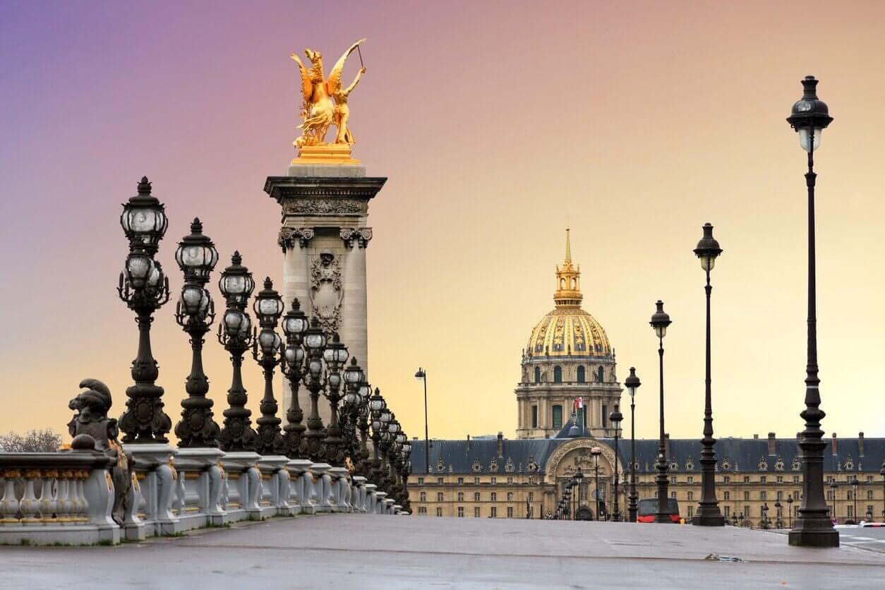 Que voir et que faire à Paris ? Nos 17 incontournables et nos 8 lieux secrets pour découvrir la capitale 15 le pont alexandre iii et lever du soleil