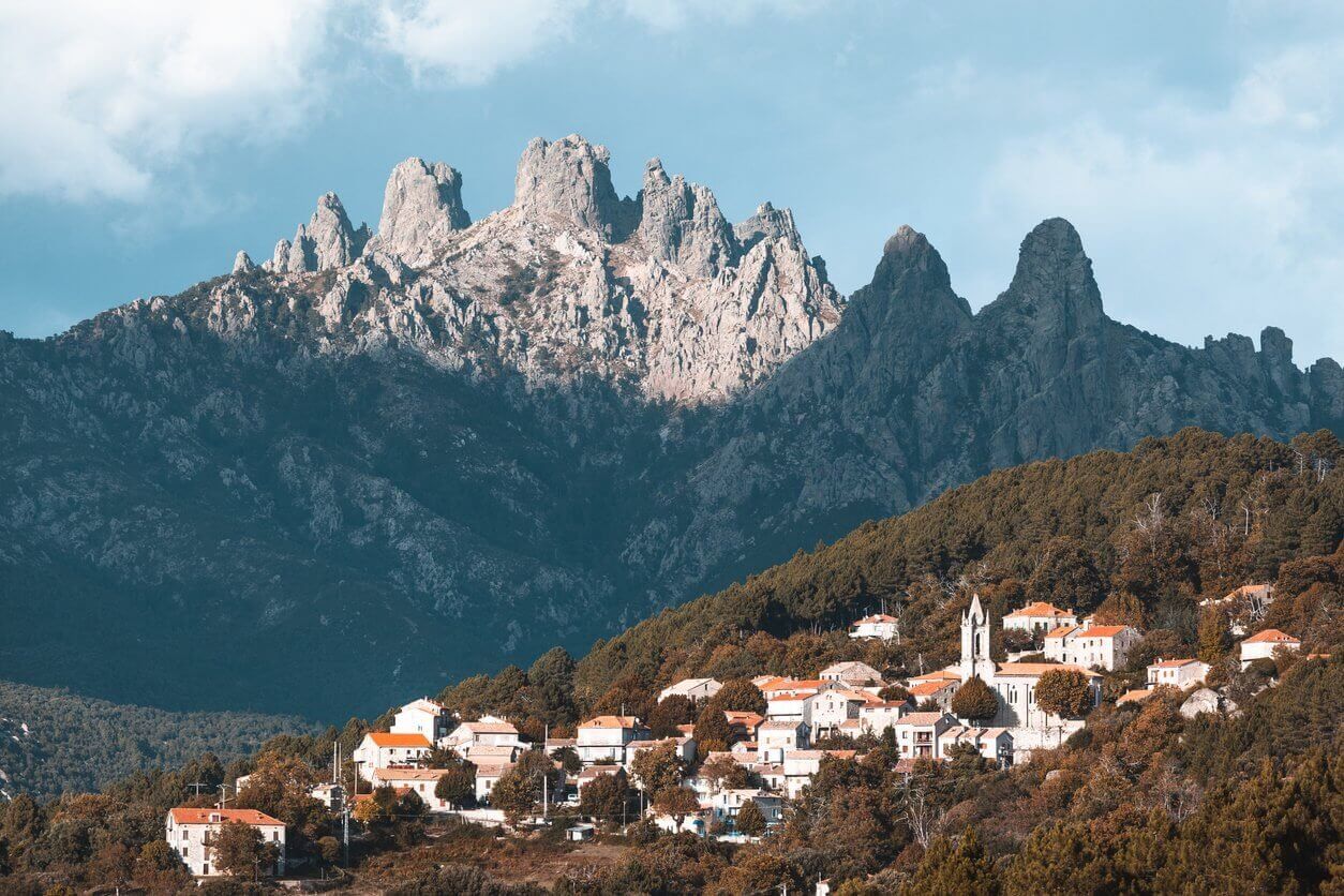 montagnes de bavella et le village de zonza corse
