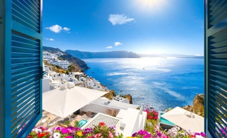 santorin vue fenetre avec fleurs