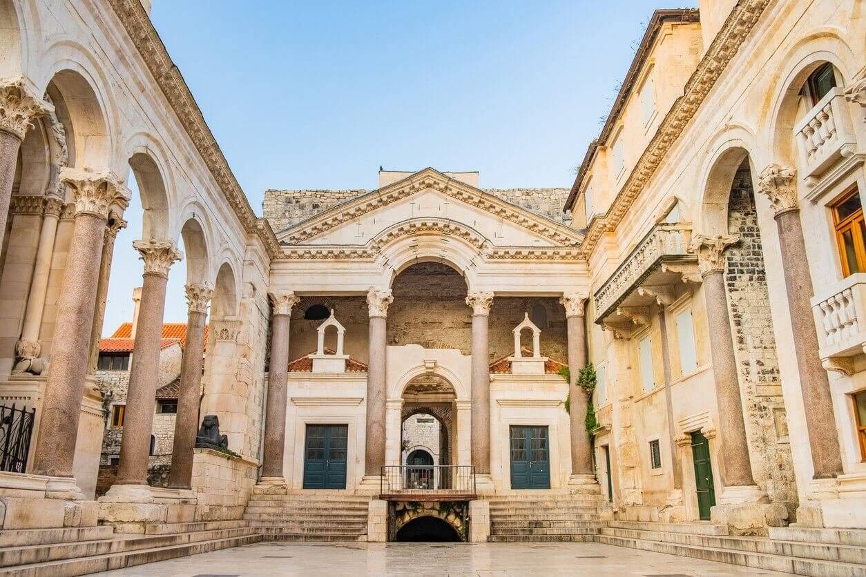 Que faire à Split ? Les 11 incontournables à visiter ! 1 split croatie palais des diocleentes et place peristyle
