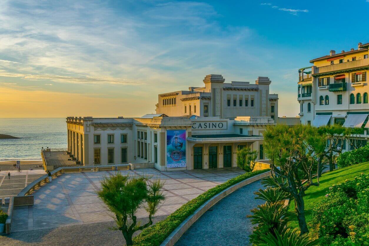 vue du casino de biarritz france