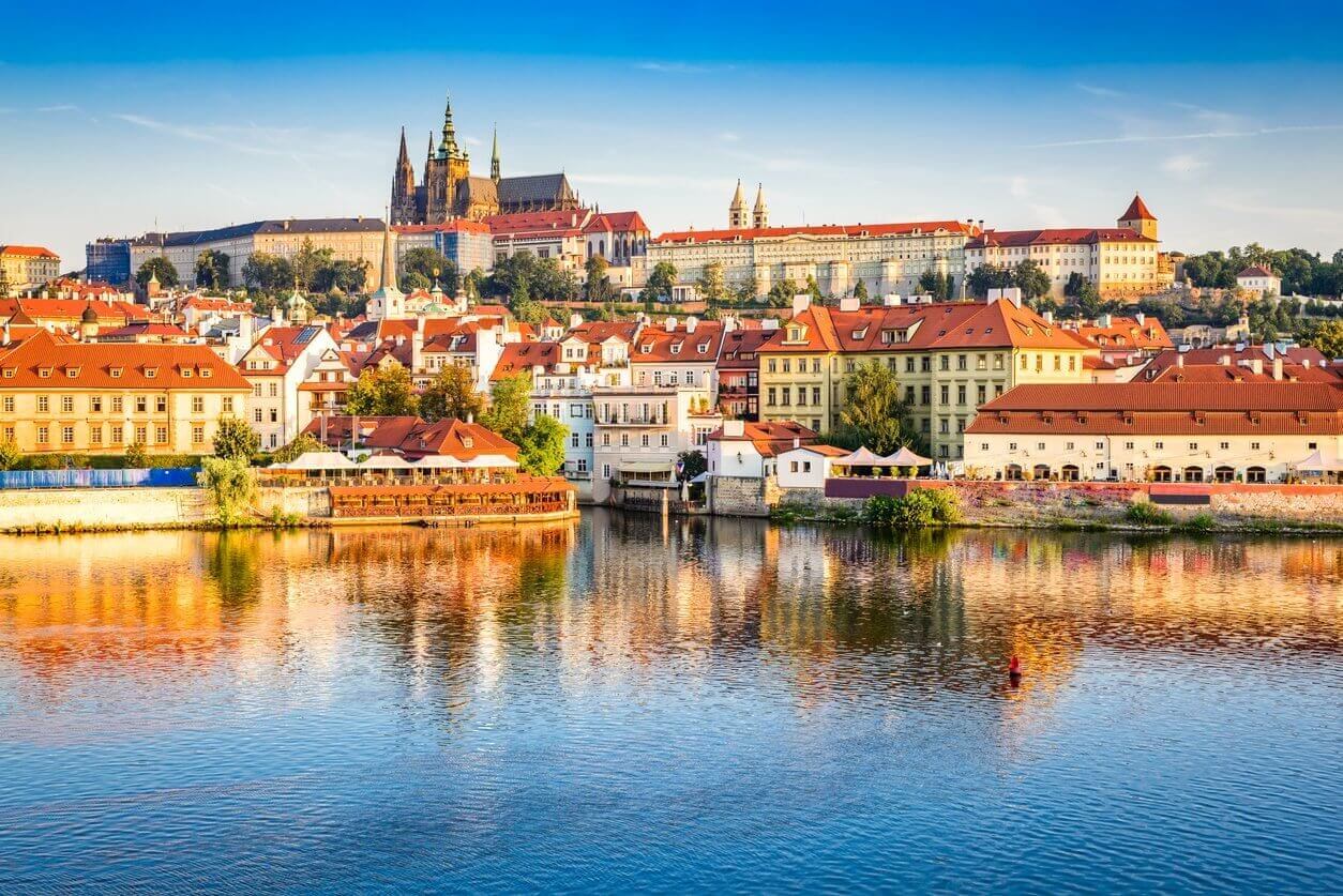 Visiter Prague : Que faire et que voir pour ne rien rater ? 12 incontournables et 6 endroits secrets à découvrir 2 chateau de prague