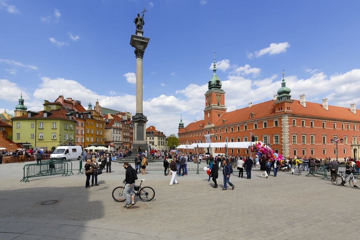 colonne de sigismond dans la vieille ville de varsovie en pologne