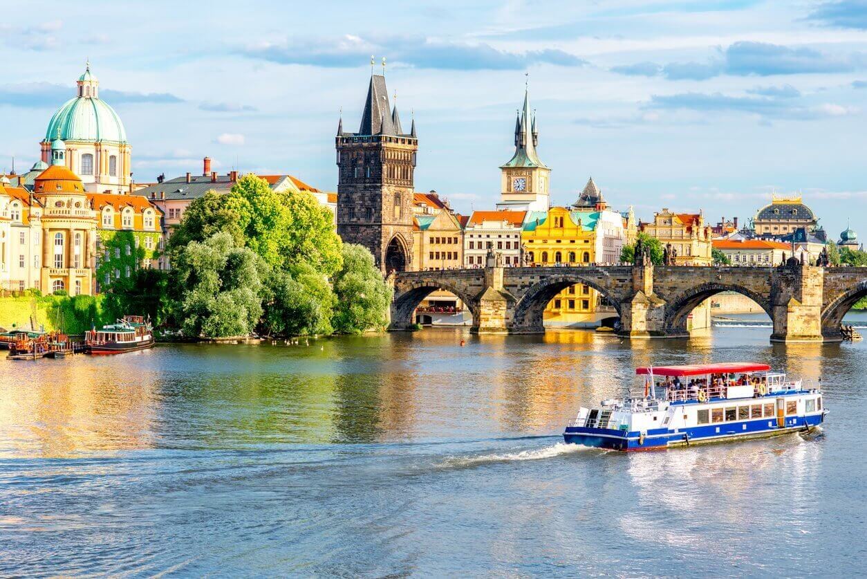 Visiter Prague : Que faire et que voir pour ne rien rater ? 12 incontournables et 6 endroits secrets à découvrir 4 croisiere sur la vlatava