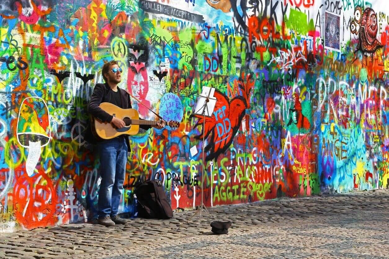Visiter Prague : Que faire et que voir pour ne rien rater ? 12 incontournables et 6 endroits secrets à découvrir 11 john lennon wall prague