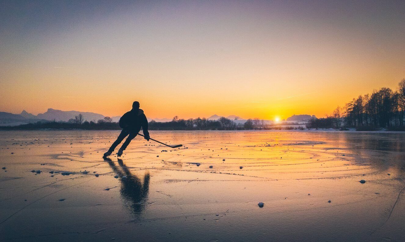 Norvège ou Suède : quel pays nordique choisir pour vos prochaines vacances ? 7 joueur de hockey sur patin sur un lac gele suede