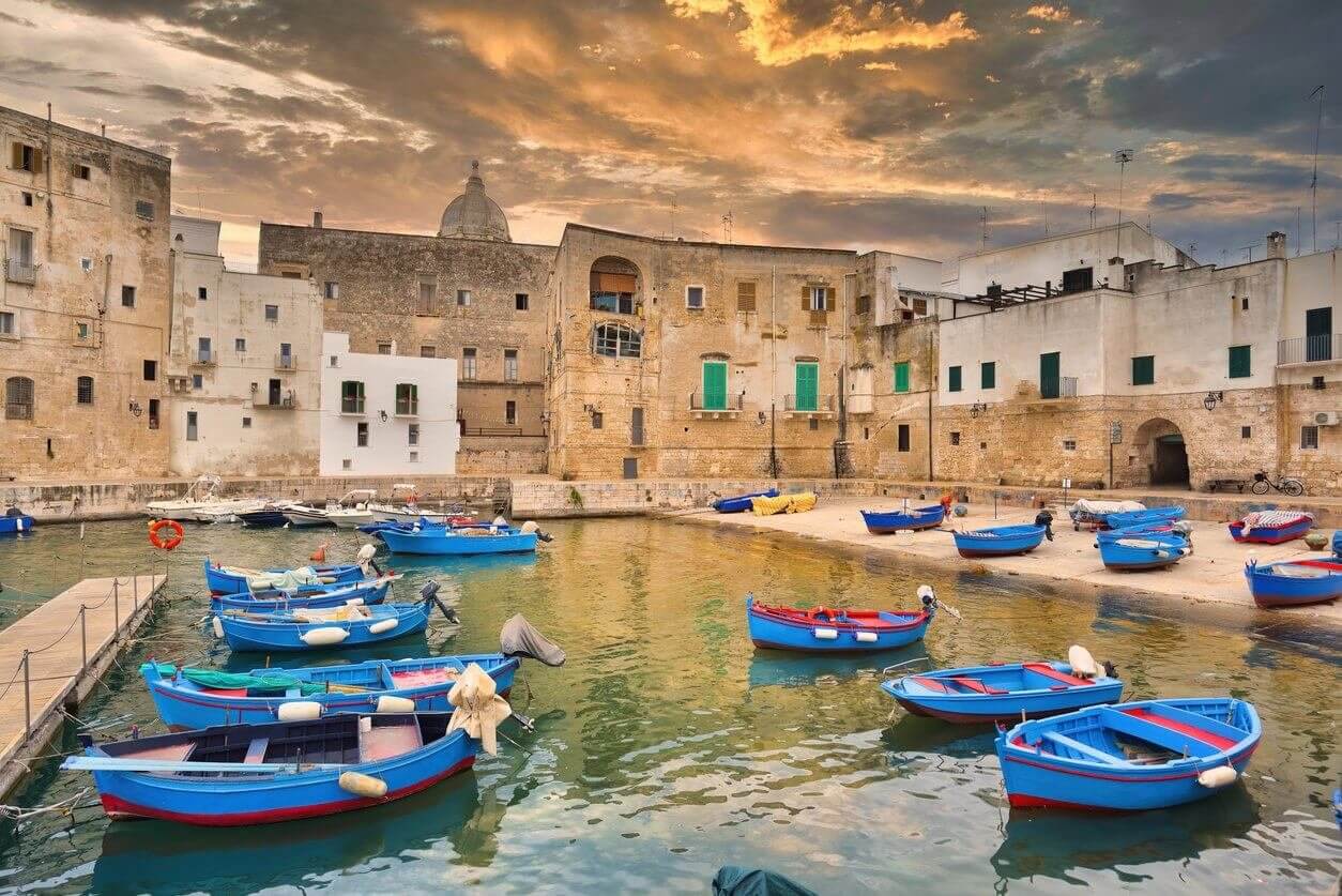 Visiter Les Pouilles dans le Sud de l'Italie : 11 incontournables à faire et à voir 11 monipoli pouilles italie