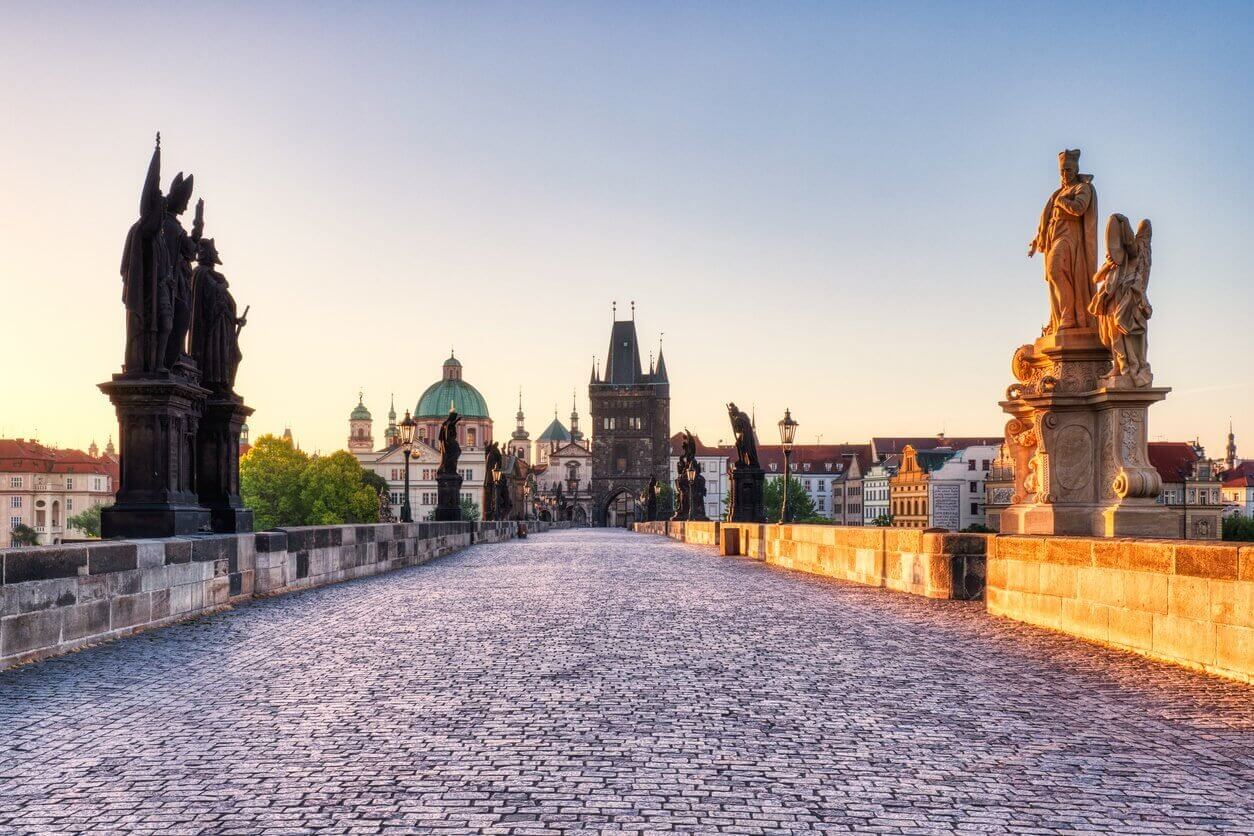 Visiter Prague : Que faire et que voir pour ne rien rater ? 12 incontournables et 6 endroits secrets à découvrir 1 pont charles